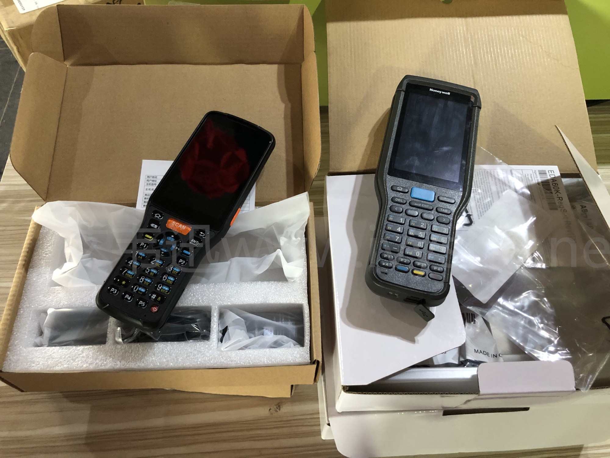 艾韋迅的IVY12-DF物流手持終端和霍尼韋爾EDA60K移動數(shù)據(jù)終端.jpg 艾韋迅的IVY12-DF物流手持終端和霍尼韋爾EDA60K移動數(shù)據(jù)終端.jpg