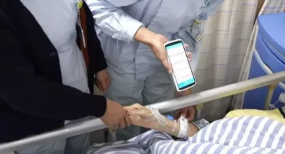 護士使用小碼哥CRUISE2 5G-HC掃描患者手環采集數據.png 護士使用小碼哥CRUISE2 5G-HC掃描患者手環采集數據.png