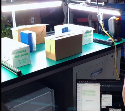 還在為人工掃碼慢、錯掃漏掃頭疼？這套定制工作臺批次掃碼設備全搞定！搭載 AI 讀碼算法，臟污、模糊條碼都能秒識別，批次信息實時同步系統，按需定制尺寸與接口，適配良好專屬場景～ #AI #批次溯源#定制掃碼設備 #自動掃碼工位.png